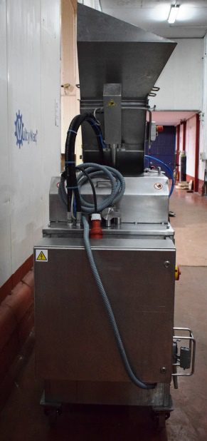 FORMADORA AUTOMÁTICA MARCA KOPPENS. CONSTRUIDA EN ACERO INOXIDABLE. CON PANTALLA TÁCTIL. DOS MOLDES , REDONDO Y OVALADO.