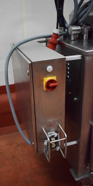 FORMADORA AUTOMÁTICA MARCA KOPPENS. CONSTRUIDA EN ACERO INOXIDABLE. CON PANTALLA TÁCTIL. DOS MOLDES , REDONDO Y OVALADO.