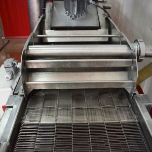 Línea de empanado y encolado Koppens, constituida por dos máquinas: una encoladora y una empanadora pero pueden trabajar por separado