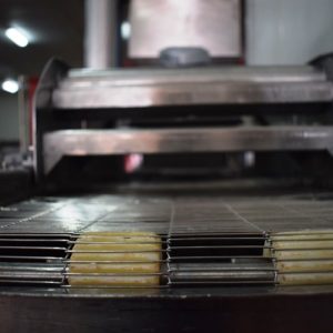 Línea de empanado y encolado Koppens, constituida por dos máquinas: una encoladora y una empanadora pero pueden trabajar por separado