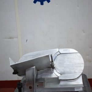 LONCHEADORA MANUAL MARCA MILANO. DIAMETRO DE CUCHILLA 290. MONOFÁSICA. CON REGULADOR DEL GROSOR DE CORTE. ALUMINIO ANODIZADO.