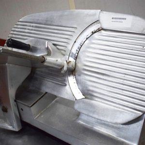 LONCHEADORA MANUAL MARCA MILANO. DIAMETRO DE CUCHILLA 290. MONOFÁSICA. CON REGULADOR DEL GROSOR DE CORTE. ALUMINIO ANODIZADO.