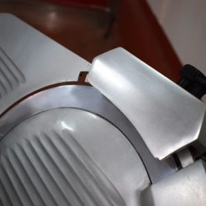 LONCHEADORA DE SOBREMESA MARCA MAINCA MODELO TYPE 330. CON AFILADOR INCORPORADO Y CON REGULADOR DEL GROSOR DE CORTE.