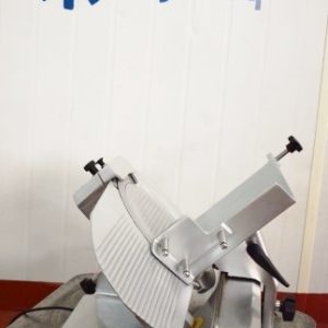 LONCHEADORA DE SOBREMESA MARCA MAINCA MODELO TYPE 330. CON AFILADOR INCORPORADO Y CON REGULADOR DEL GROSOR DE CORTE.