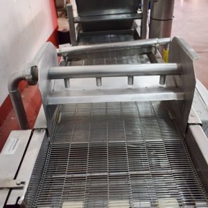 LÍNEA COMPUESTA POR ENCOLADORA Y EMPANADORA. CONSTRUIDAS EN ACERO INOXIDABLE . MAQUINA DE OCASION PARA LA INDUSTRIA ALIMENTARIA