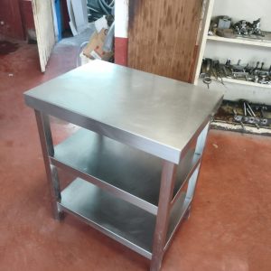MESA CON ESTANTES 705X500X830 REF: 2711